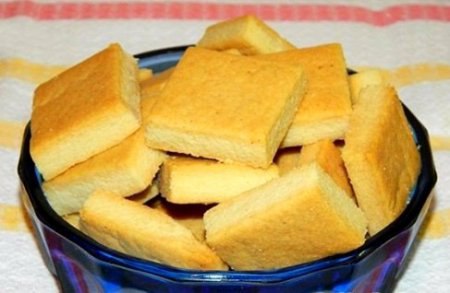 РАССЫПЧАТОЕ ПЕЧЕНЬЕ БЕЗ ЯИЦ. Ингредиенты сливочное масло 200 гр. манная крупа 1 стакан мука 300 гр. ...