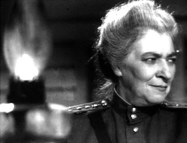 « Женщины – это не слабый пол, слабый пол – это гнилые доски». — Фаина Раневская.