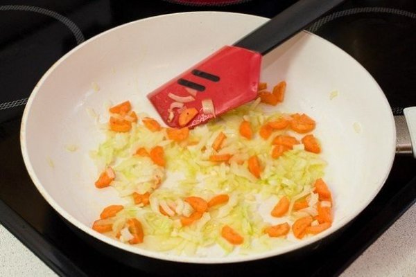Картофельная запеканка.Ингредиенты:Фарш мясной — 500 гКартофель — 1 кгМорковь — 1 шт.Зеленый горошек ... - 3