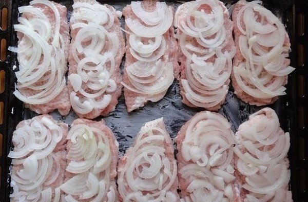 Мясо по-французски.Ингредиенты:Мясо — 500 гЛук — 3 шт.Майонез — 200 гСыр твердый — 200-300 гПомидоры ... - 2