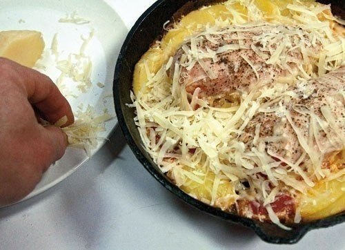 Куриные грудки, запеченные в сливках под сыром.Ингредиенты:- Куриное филе- 2 зубчика чеснока, ...