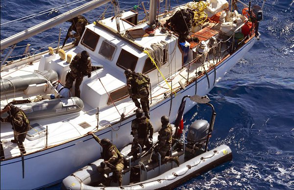 Новости: «Французские пограничники перехватили судно с тоннами кокаина». Объявление: «На работу в ...