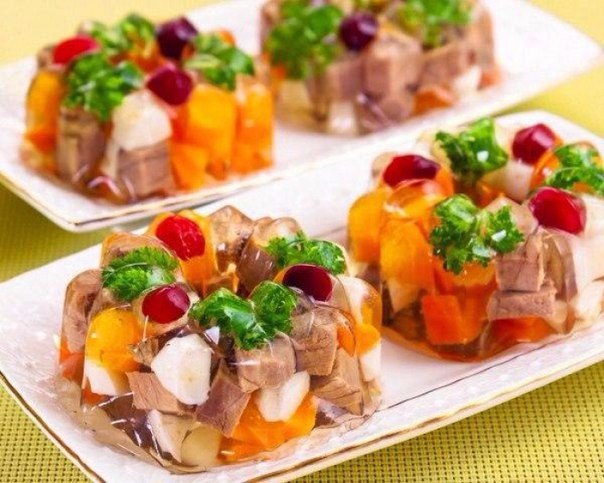 Заливное мясо.Ингредиенты (6-8 порций):Говядина (вырезка) — 300 гМорковь — 200 гЛук — 100 гЯйца ...