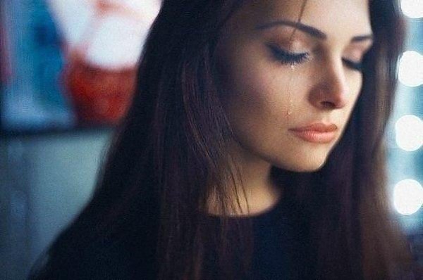 Будь сильной! - ты сама себе сказала и по щеке, неслышно, так слеза упала. Ты не жалей себя и не ...