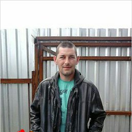 Aleksandr, 43, 