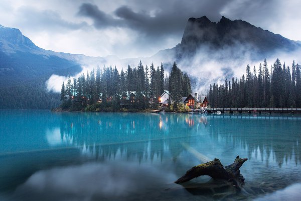 ����� ���������� (Emerald lake) � ��������� ��������� �����. ������������ �� ������� �����: ...