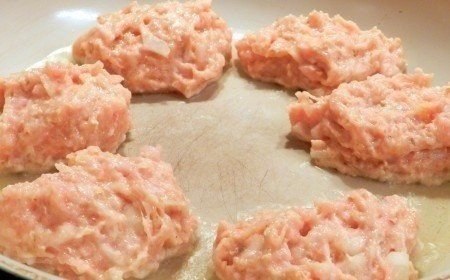 Суперпышные котлетки из куриного фарша с овсяными хлопьями.ИнгредиентыФарш куриный - 500 гЯйцо - 1 ... - 5