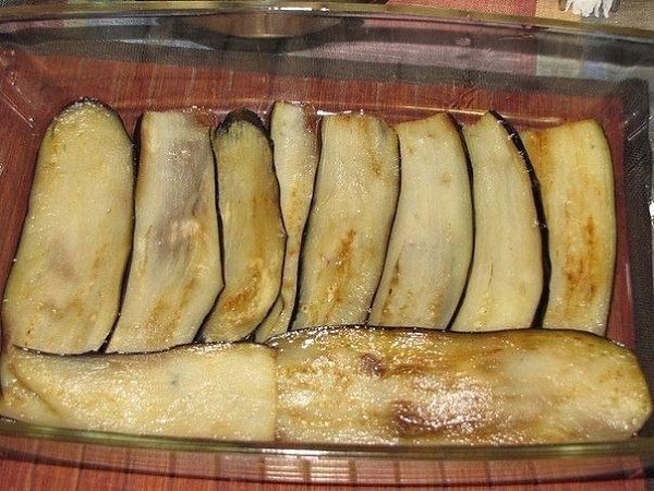 Куриная запеканка.Ингредиенты:Куриная грудка (филе) - 4 шт.Баклажаны - 2-3 шт.Помидоры - 3-4 шт.Сыр ...