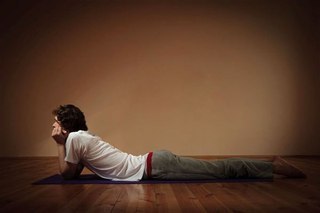 6 ПРОСТЫХ ПОЗ ХАТХА-ЙОГИ, КОТОРЫЕ ПОД СИЛУ НОВИЧКУ.1. Макарасана (поза крокодила)Лягте на живот и ...