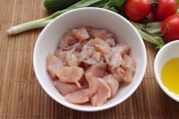 Салат из курицы и свежих овощей! Отличный быстрый ужин Ингредиенты: Куриное филе — 1 шт. Помидоры — ... - 3