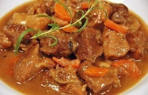 Очень вкусный гуляш.Калорийность на 100г — 130ккалИнгредиенты:300г филе мякоти говядины1 средняя ...