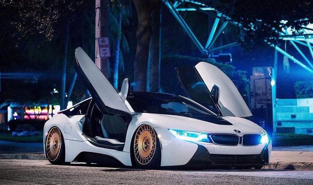 BMW i8 неоновая