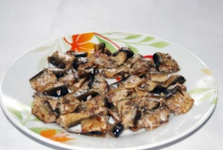 Салат со шпротами. Ингредиенты Шпроты консервированные - 1 банка Кукуруза консервированная - 1/2 ... - 2