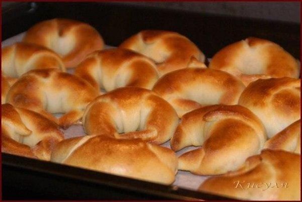 Калачики с джемом. Из творожного теста.Тесто решила поставить на сыворотке, а чтобы совсем уж вкусно ...