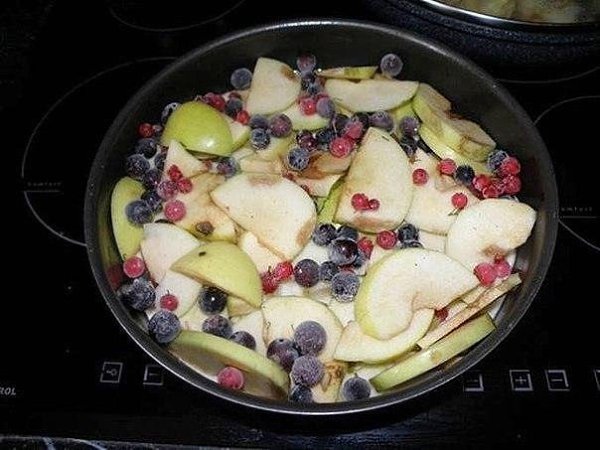 ШАРЛОТКА .Ингредиенты: 3 куриных яйца 1 стакан сахара 1 стакан сметаны 1 стакан муки 1 ч/л ... - 2