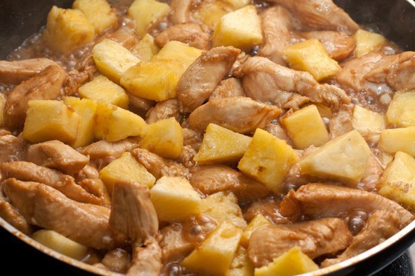 Курица с ананасами .Курица по этому рецепту получается невероятно ароматной! В соусе гармонично ... - 9