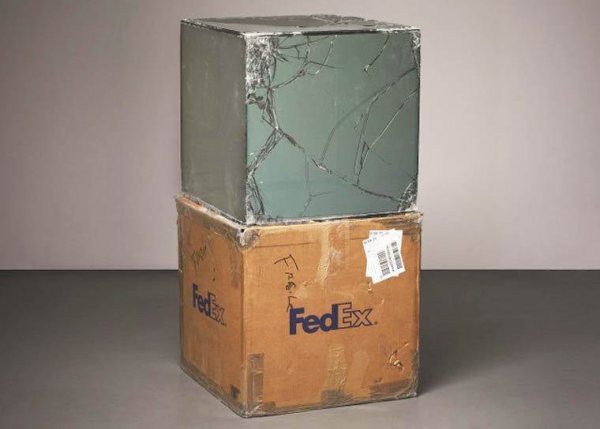 Американский художник упаковал стеклянные штуковины и отправил их FedEX-ом. А потом сделал выставку ...