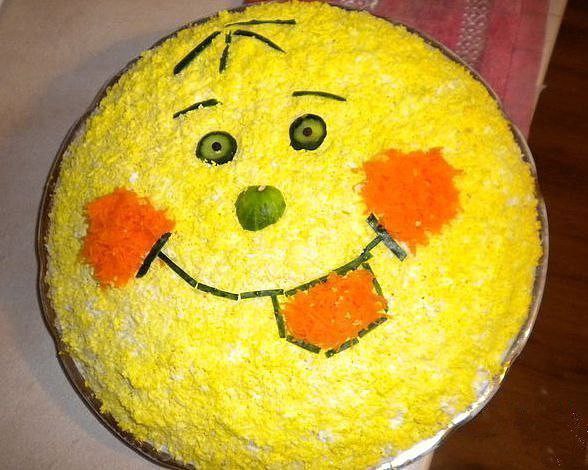 Салат "Колобок" Ингредиенты: -2 свежих огурца, -2 отварные картофелины, -луковица, -200 г ...