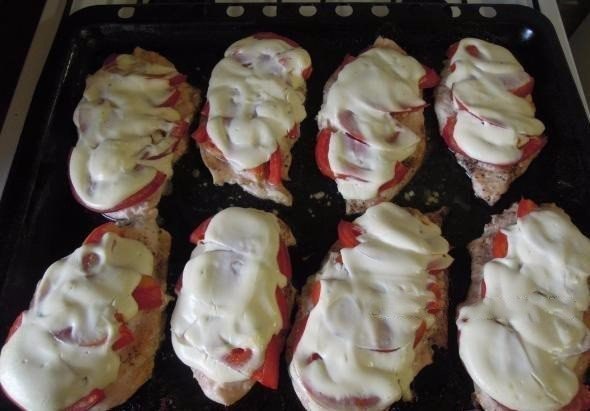 ДИЕТИЧЕСКОЕ МЯСО ПО-ФРАНЦУЗСКИ .ИНГРЕДИЕНТЫ: куриное филе — 2 шт. (250 г) помидор 2 шт. репчатый лук ... - 7