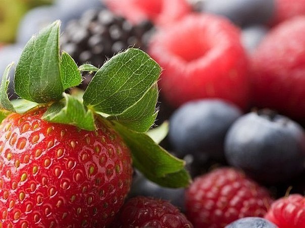 Ягоды на английском языке. Клубника - strawberry Барбарис - barberry Брусника - cowberry, foxberry ...