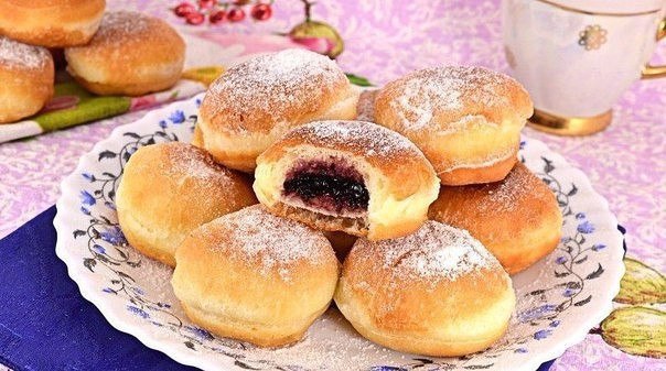 Пончики с нереально вкусной начинкой. Ингредиенты: Молоко — 250 мл Маргарин (или сливочное масло) ...