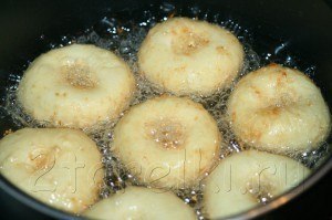 Творожные шарики и пончики. Очень вкусный десерт! Ингредиенты: на 360-400 г. творога — 3 яйца; 3 ... - 7