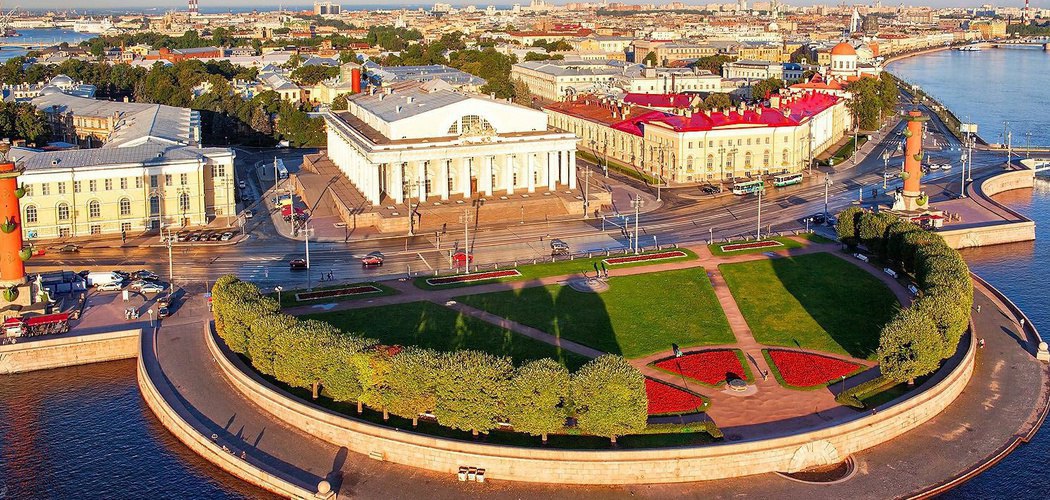 Стрелка Васильевского острова. Один из самых известных и узнаваемых архитектурных ансамблей города ...
