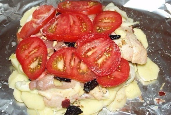 Обед в фольге. Ингредиенты: Куриный окорочок Картофель Помидор Лук репчатый Чернослив Грецкие орехи ... - 4