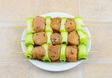 Куриные шашлычки с кабачками. Куриные шашлычки с кабачками имеют шикарный аромат, нежную сочную ... - 7