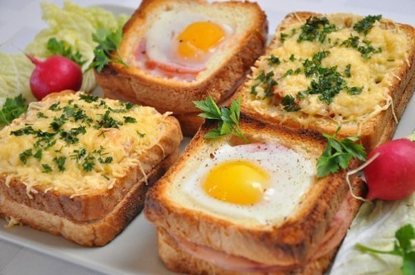 Необычные и вкусные бутерброды к завтраку.Ингредиенты:-16 кусочков белого тостерного хлеба (у нас ...
