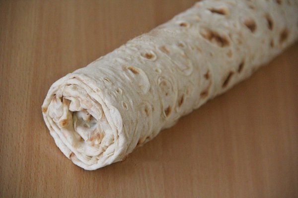 Рулет из лаваша с крабовыми палочками и огурцом. Рулет из лаваша с начинкой - это вкусная и быстрая ... - 6