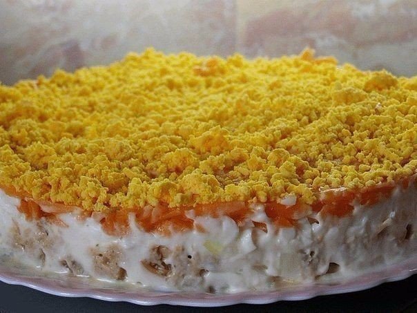 Салат из консервированной горбуши с грибами.Ингредиенты:- банка горбуши (200 гр)- 3 яйца- 2 головки ...