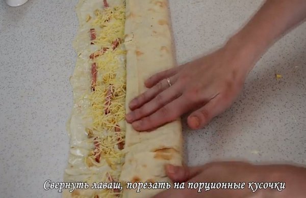Жареный лаваш с колбасой и сыром.Ингредиенты:-Лаваш — 2 шт -Сырок плавленый («Янтарный» ) — 100 ...