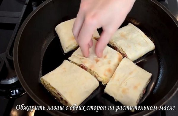 Жареный лаваш с колбасой и сыром.Ингредиенты:-Лаваш — 2 шт -Сырок плавленый («Янтарный» ) — 100 ... - 2