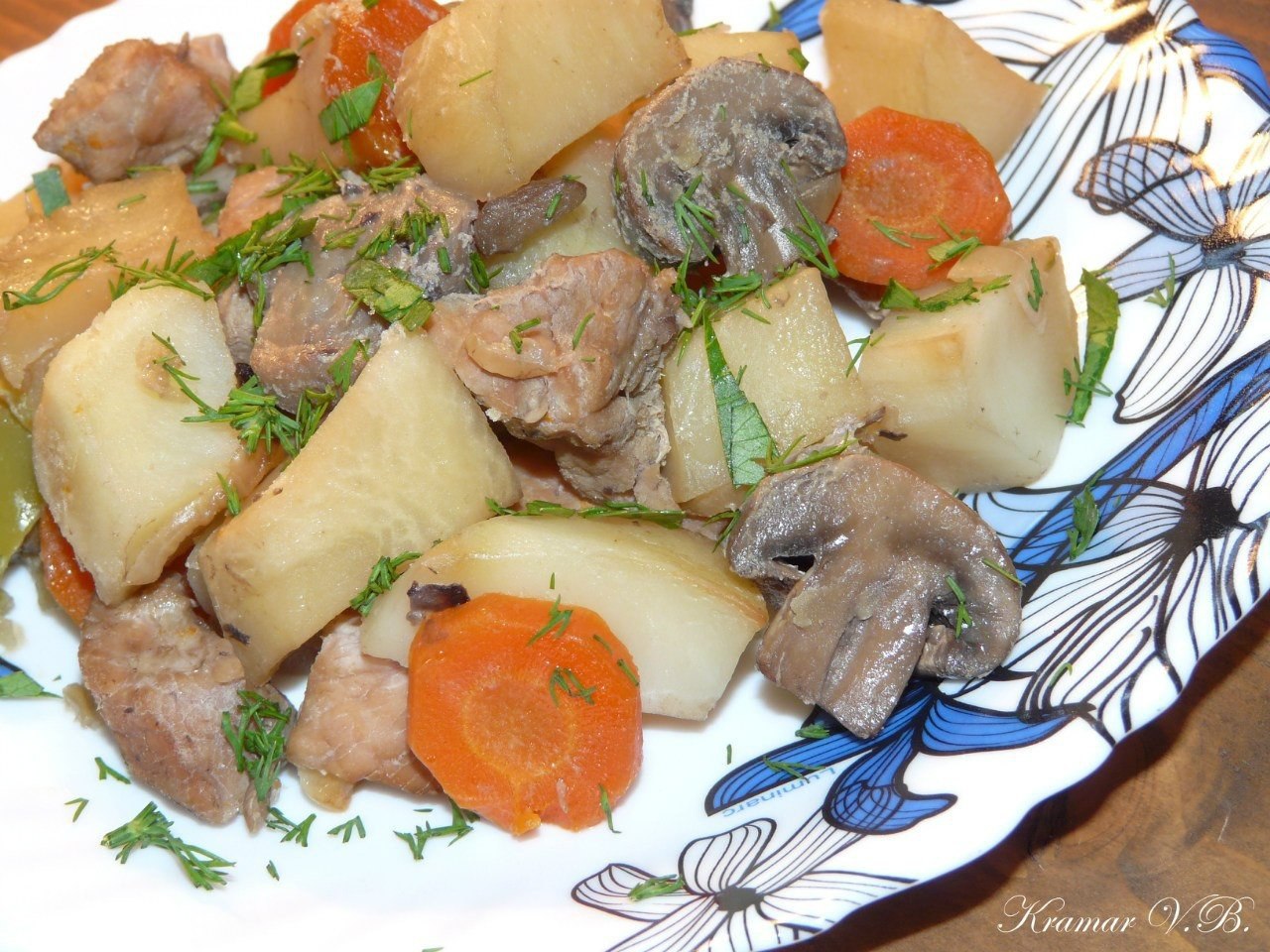 Мясо с картофелем в рукаве.Нам потребуется:свинина 500 гркартофель 6-8 средних штукшампиньоны 300 ...