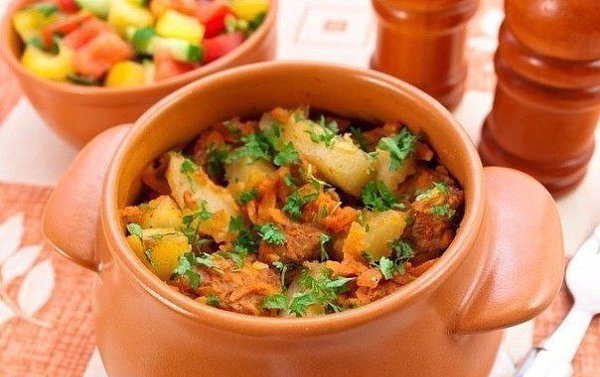 ТОП-10 потрясающих рецептов блюд в горшочках.1.Жаркое из курицы по-русскиИнгредиенты:Курица весом ... - 2
