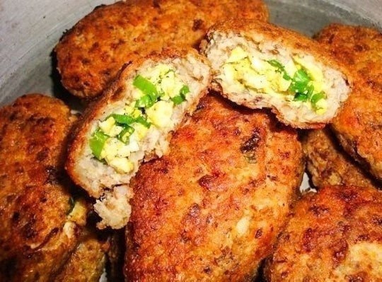 Гречневые зразы с куриным филе,зеленым луком и яйцом.Калорийность на 100 г: 185 ...