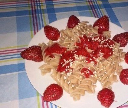 РОТИНИ С КЛУБНИЧНЫМ СОУСОМ.Отварить макарошки (у меня гречневые).Пока они варятся - приготовить ...