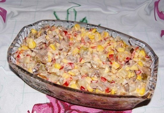 Салат Екатерина.Ингредиенты:- 1 банка сладкой кукурузы,- 1 банка консервированных шампиньонов,- 2-3 ...