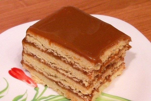 Быстрый торт «Песочный» со сгущенкой. ИНГРЕДИЕНТЫ: масло сливочное 250 г яйца(желток) 3 шт. мука 3 ...