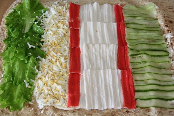 Рулет из лаваша с крабовыми палочками и огурцом. Рулет из лаваша с начинкой - это вкусная и быстрая ... - 4
