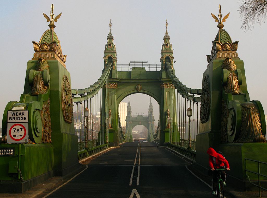   (. Hammersmith Bridge)        