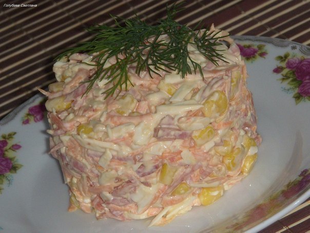 Быстрый и вкусный салат. Ингредиенты: -Морковь (сырая)-1 шт. -Сыр - 100 гр. -Колбаса копч. - 100 гр. ...