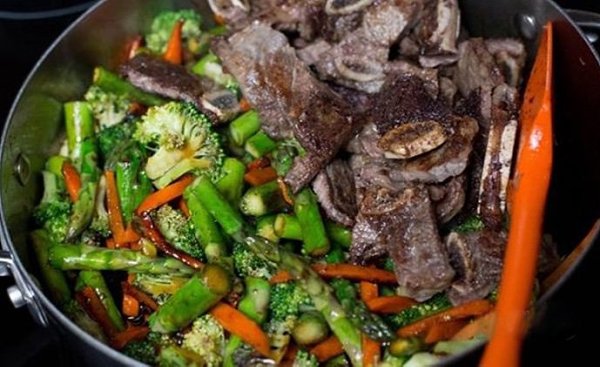 Жареное мясо с овощами.Ингредиенты:Говяжьи ребра — 800 гМорковь — 2 шт.Брокколи — 1 шт.Спаржа — 400 ... - 7