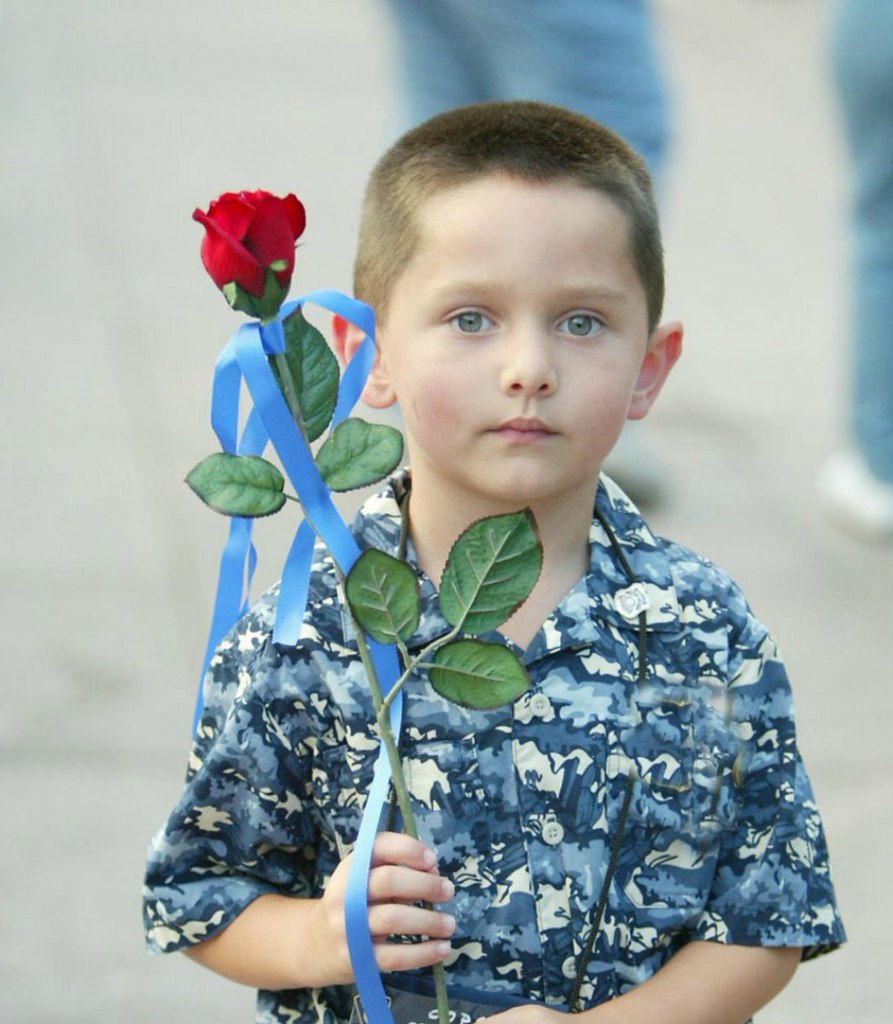 Подобрала мальчика. Мальчик с розой. Мальчишка выбирает цветы. Выбирал мальчишка. Выбрал мальчик розу осторожно.