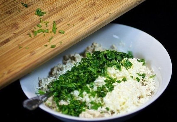 Шампиньоны с курицей и сыром. Ингредиенты: 500 г куриного филе 60 г феты 10 больших свежих ... - 4