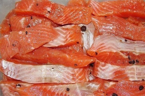 Рыбка красная соленая.Это очень простой и доступный рецепт засола красной рыбыРыбка получается ...