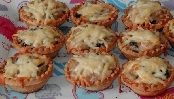 Жюльен в тарталетках.Ингредиенты:Грудка куриная (вареная) - 400 гШампиньоны (свежие) - 400 гЛук ...