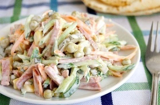 Очень простой и вкусный салатик! Ингредиенты: нежирная колбаска, огурцы маринованные, огурцы свежие, ...