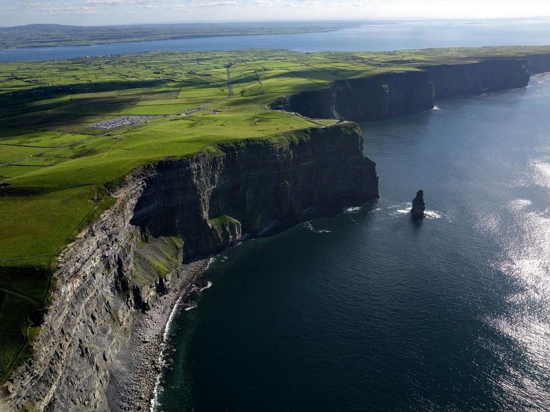 Самая береговая линия у. Скалы мохер, графство Клэр, Ирландия. Утёсы мохер Ирландия шторм. Cliffs of Moher Ирландия. Ирландия мыс мохер.